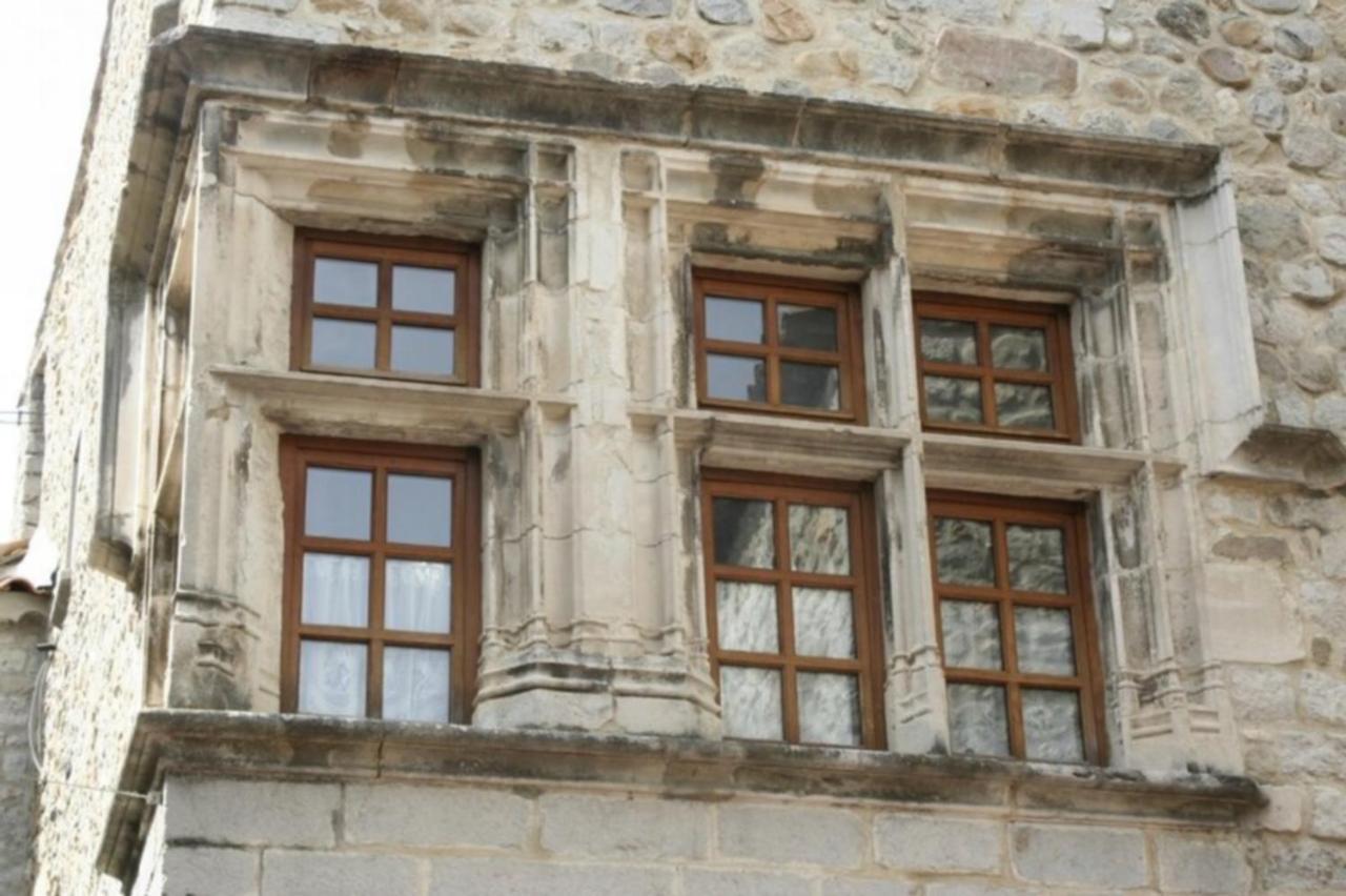 Appartement dans le centre historique de RUOMS Extérieur photo
