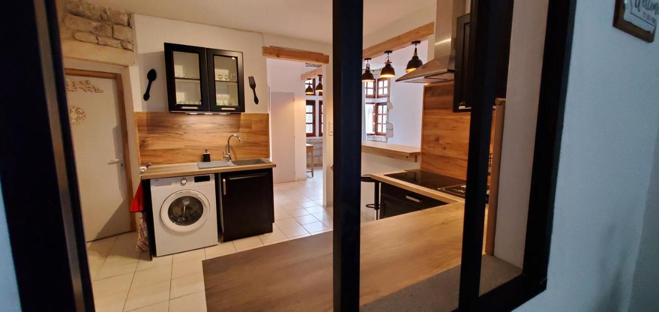 Appartement dans le centre historique de RUOMS Extérieur photo