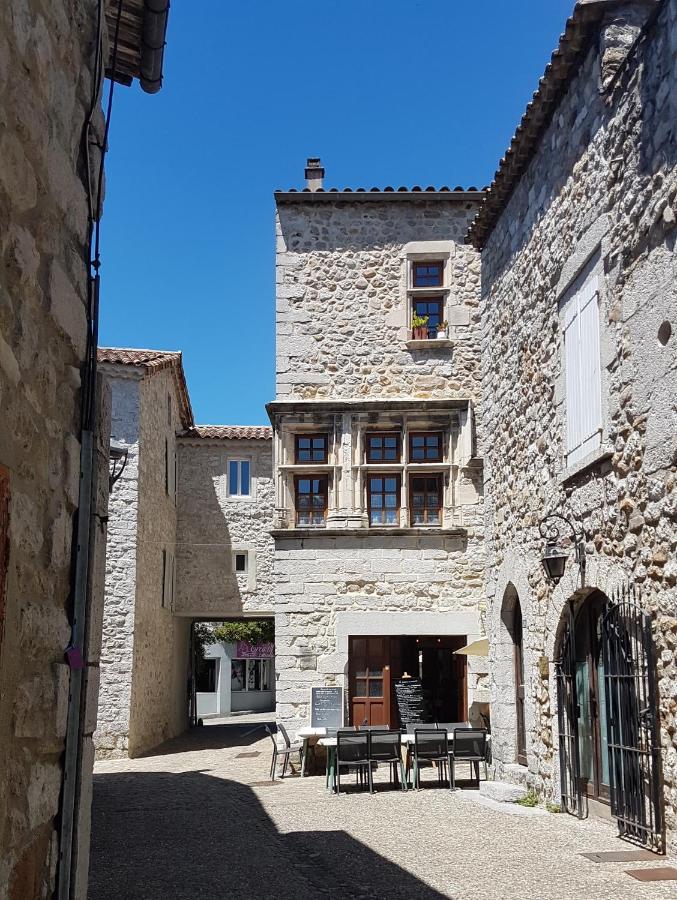 Appartement dans le centre historique de RUOMS Extérieur photo