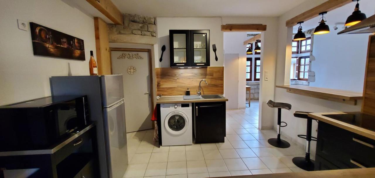 Appartement dans le centre historique de RUOMS Extérieur photo