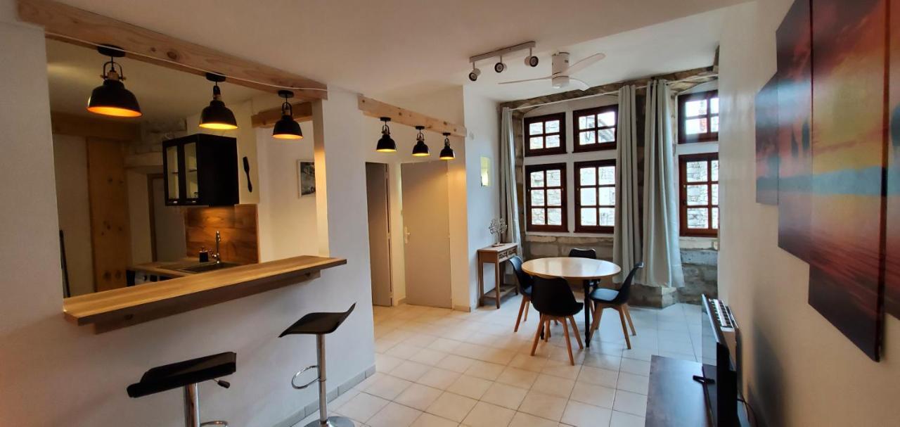 Appartement dans le centre historique de RUOMS Extérieur photo