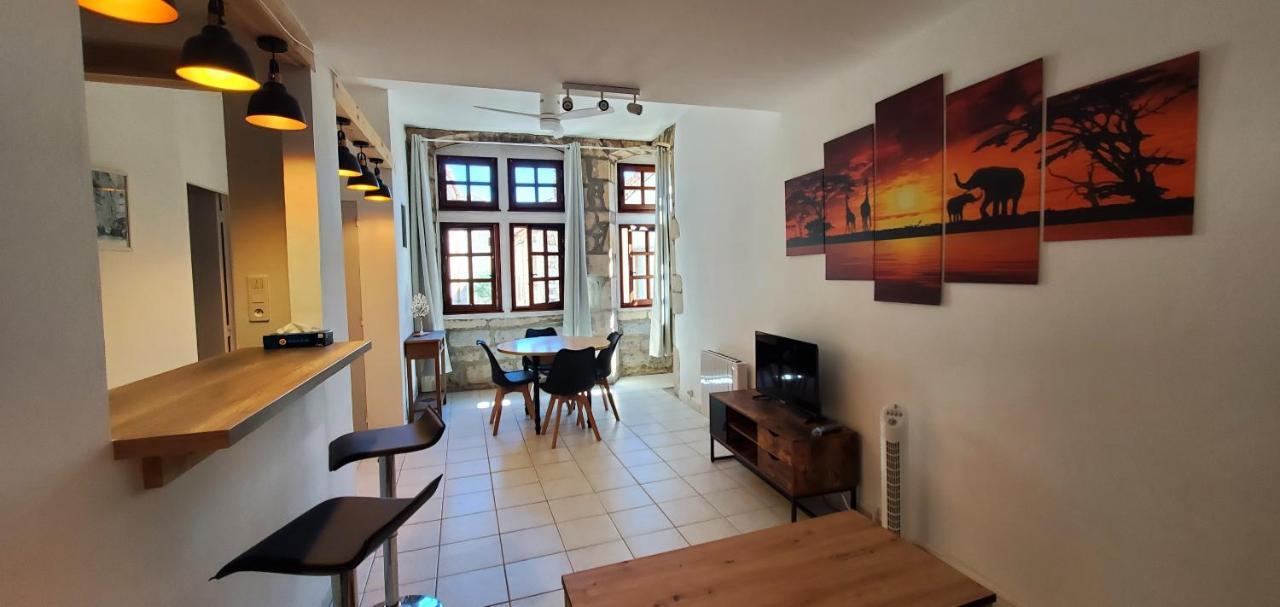 Appartement dans le centre historique de RUOMS Extérieur photo